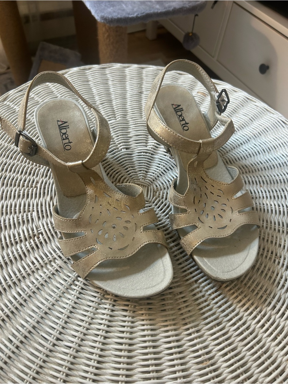 Alberto Metallic Gold T-Strap Women's Sandals size 7 (37)